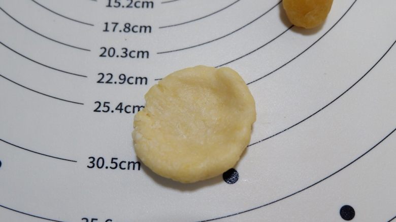 卡通熊猫烧果子(无糖无油),冷藏好的,取20g原色面团压扁。