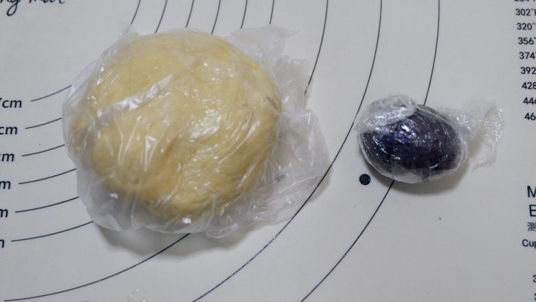 卡通熊猫烧果子(无糖无油),将两个面团分开用保鲜膜包好,放入冰箱冷藏30分钟。