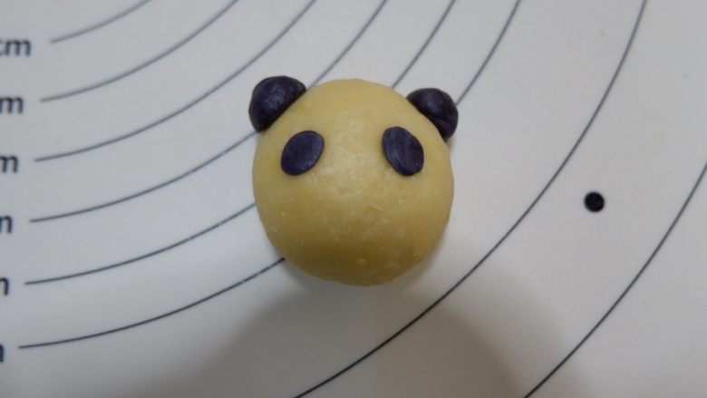 卡通熊猫烧果子(无糖无油),像图中这样粘好做眼睛。