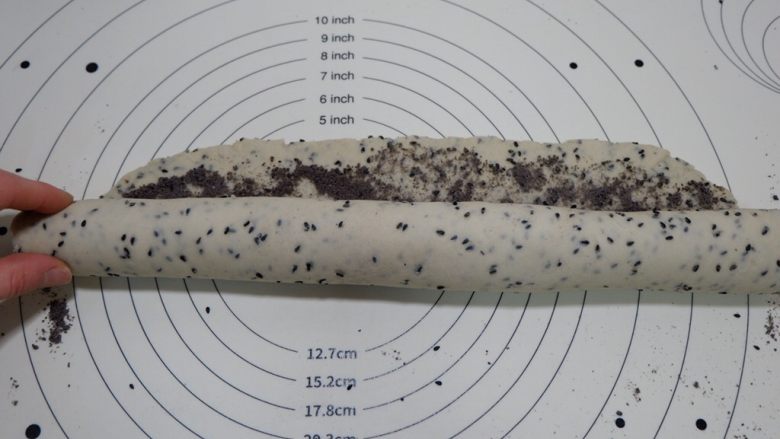 奶香黑芝麻馒头（一次发酵）,卷起来，尽量卷的紧一点。