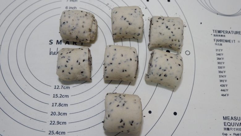 奶香黑芝麻馒头(一次发酵),切成4CM宽的段。