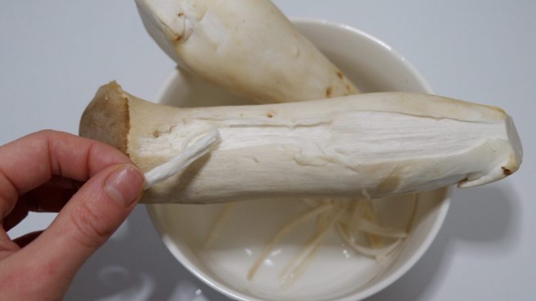 麻辣手丝杏鲍菇,用手这样往下撕