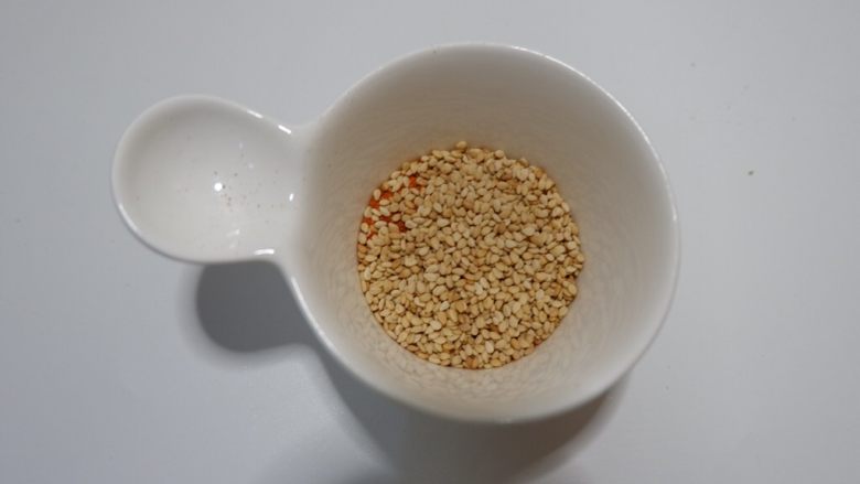 麻辣手丝杏鲍菇,<a style='color:red;display:inline-block;' href='/shicai/ 678'>白芝麻</a>1勺,将所有粉类调料混合拌匀备用。