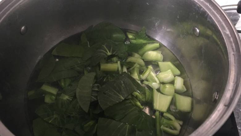 元气早餐:饺子皮做“炒面片”+煎鸡蛋+青菜蛋汤+果盘,沸水中倒入青菜,烧开;