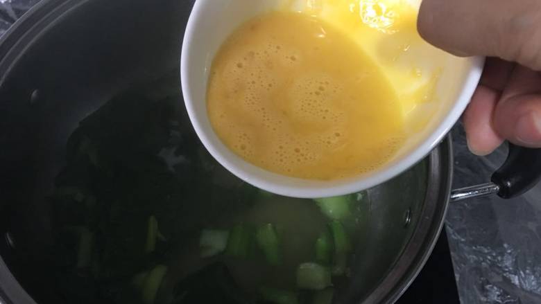 元气早餐:饺子皮做“炒面片”+煎鸡蛋+青菜蛋汤+果盘,倒入三分之一的蛋液,用筷子滑散;