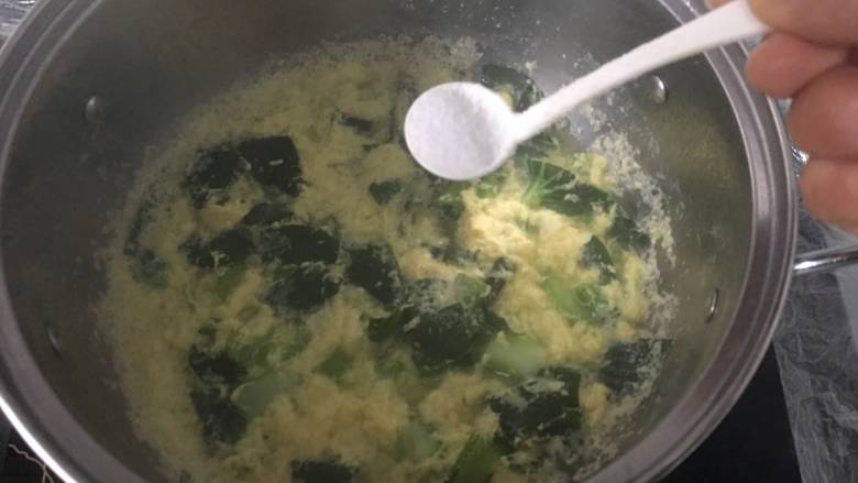 元气早餐:饺子皮做“炒面片”+煎鸡蛋+青菜蛋汤+果盘,煮开后加入少许盐调味;然后盛出做汤;