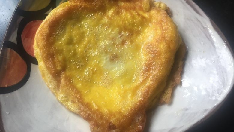 元气早餐:饺子皮做“炒面片”+煎鸡蛋+青菜蛋汤+果盘,爱心煎蛋,完成;