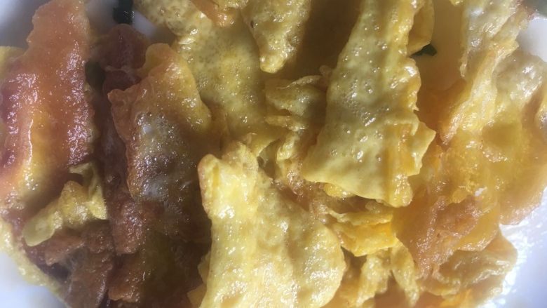 元气早餐:饺子皮做“炒面片”+煎鸡蛋+青菜蛋汤+果盘,剩下的蛋液先摊成蛋皮,切小块;