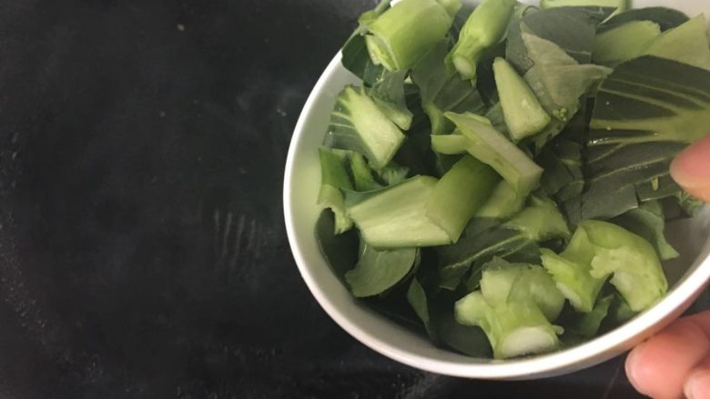 元气早餐：饺子皮做“炒面片”+煎鸡蛋+青菜蛋汤+果盘,热油锅，倒入青菜和胡萝卜，翻炒；