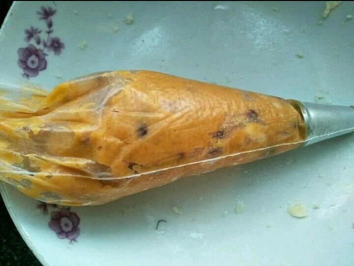 芝味蔓越莓红薯泥,襟花袋放入五齿大号花嘴,将红薯泥放入裱花袋中。
