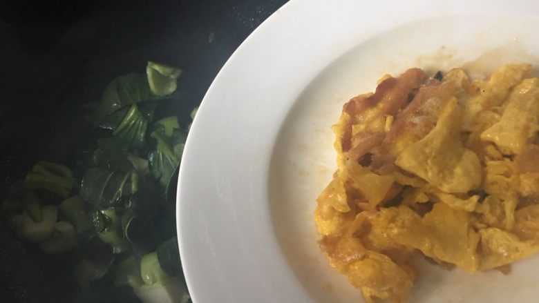 元气早餐:饺子皮做“炒面片”+煎鸡蛋+青菜蛋汤+果盘,倒入蛋皮,翻炒;
