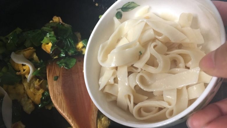 元气早餐:饺子皮做“炒面片”+煎鸡蛋+青菜蛋汤+果盘,倒入过水后的面条,翻炒;