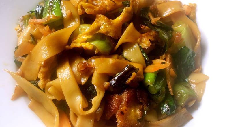 元气早餐:饺子皮做“炒面片”+煎鸡蛋+青菜蛋汤+果盘,大火翻炒均匀即可出锅;