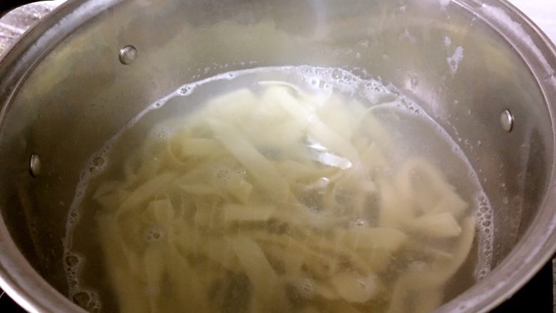 元气早餐:饺子皮做“蛤蜊什锦面片鸡蛋汤”,烧开水,下饺子皮;用筷子不停的搅拌,防止粘锅;煮开后加入半碗清水,继续边搅拌边煮;