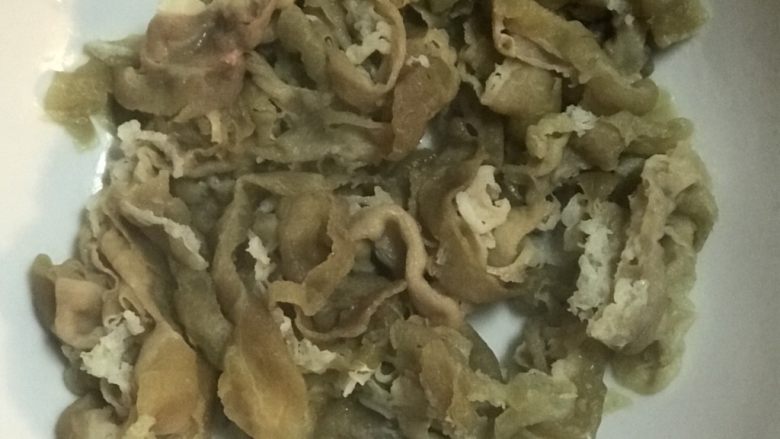 金汤肥牛娃娃菜,煮肥牛可以放适量盐和生抽,让肥牛上味。