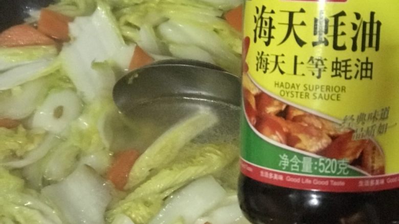 金汤肥牛娃娃菜,加入适量蚝油,生抽。
