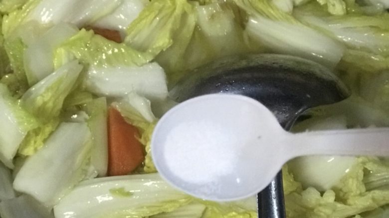金汤肥牛娃娃菜,翻炒过后加入适量水,水开后放入适量食盐。