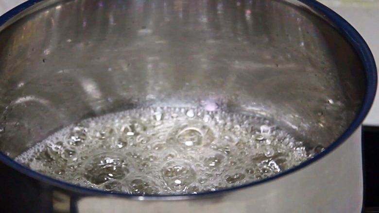 焦糖戚风蛋糕,加热后糖水翻滚,气泡越来越多。