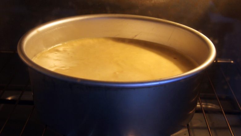 焦糖戚风蛋糕,烤箱预热至150度,模具送入烤箱。