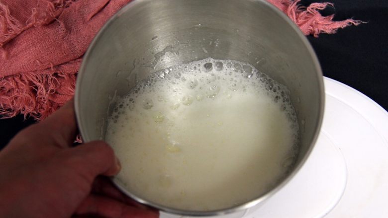 焦糖戚风蛋糕,用打蛋器打发30圈左右,蛋白膨胀出现粗泡。
