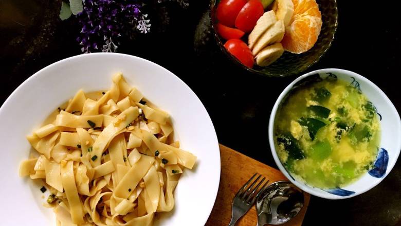 元气早餐：饺子皮做“香油拌面”+青菜蛋汤+果盘