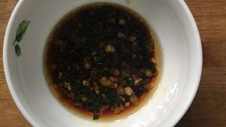 元气早餐:饺子皮做“香油拌面”+青菜蛋汤+果盘,葱、蒜、香油、生抽、香醋,调成汁,喜欢吃辣的可以加辣椒油,不喜欢大蒜重口味的,可以不放;