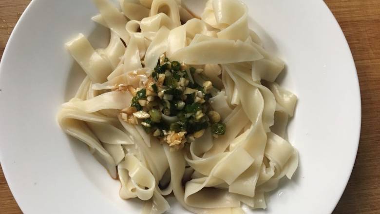 元气早餐:饺子皮做“香油拌面”+青菜蛋汤+果盘,把调味汁浇在面条上;