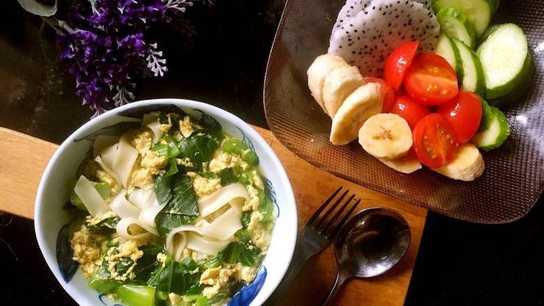 元气早餐：饺子皮做“青菜鸡蛋面皮汤”+水果拼盘
