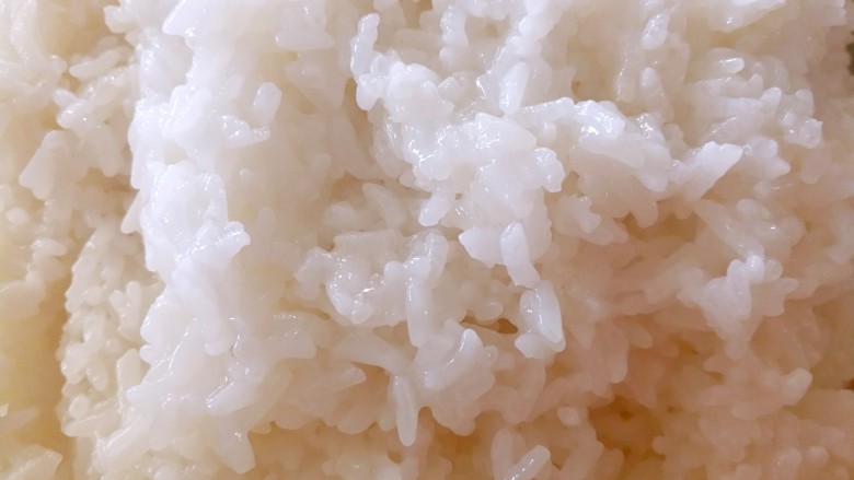 八宝饭,糯米饭煮好后挖出来放在容器里面(我的水有点多了)