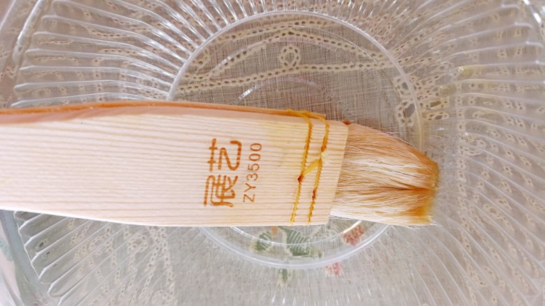 八宝饭,我是用一次性的碗做的,碗里抹油(无味油都可以)