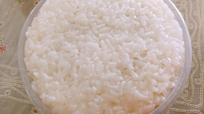 八宝饭,再挖一勺糯米饭,用勺子压紧,一个八宝饭就做好了
