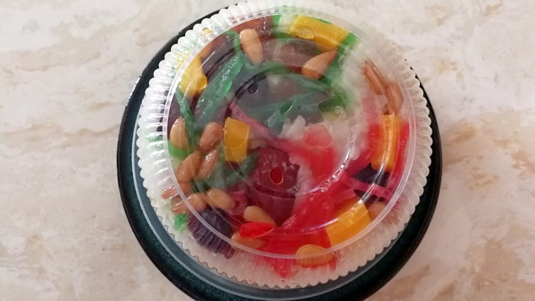八宝饭,吃的时候把碗倒扣在盘子上,把碗拿掉