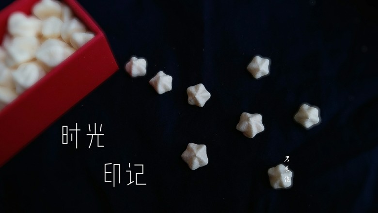 酸奶溶豆,100度烘烤55分钟出炉,出炉后稍冷就从油纸上揭下来,装入密封罐密封保存
