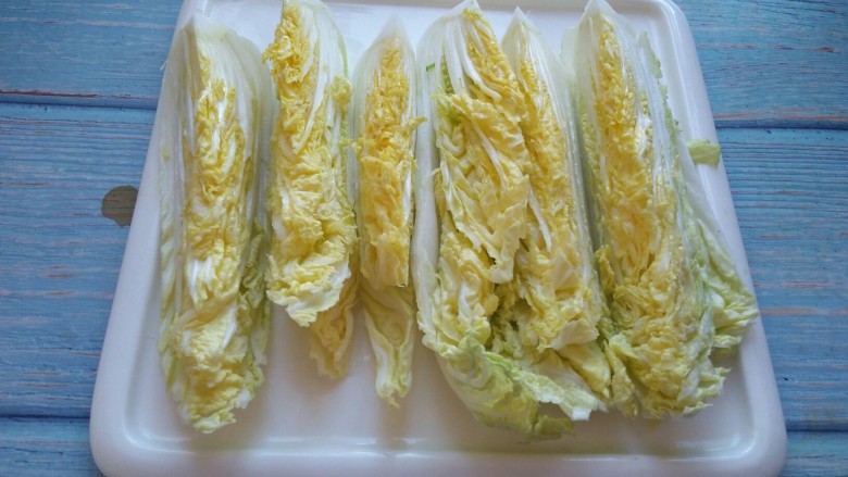 蒜蓉火腿娃娃菜,<a style='color:red;display:inline-block;' href='/shicai/ 140'>娃娃菜</a>切开四半,用盐水浸泡20分钟,清除菜上面的农药
