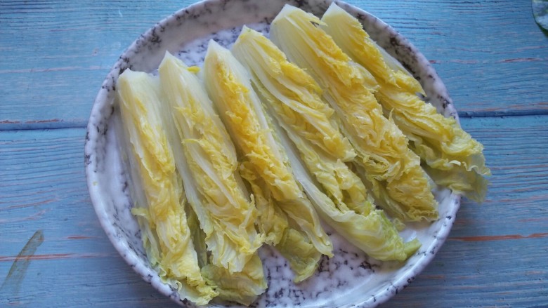 蒜蓉火腿娃娃菜,娃娃菜放在开水锅里蒸5分钟,取出备用