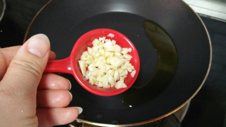 蒜蓉火腿娃娃菜,油热,加蒜末爆香