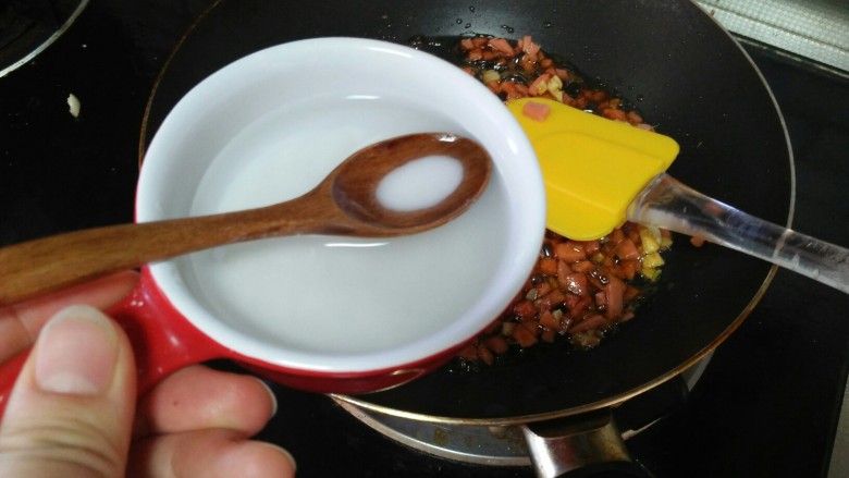蒜蓉火腿娃娃菜,加水淀粉,熬开