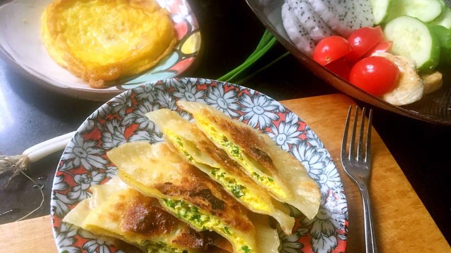 元气早餐：饺子皮做“鸡蛋灌饼”+煎蛋+水果