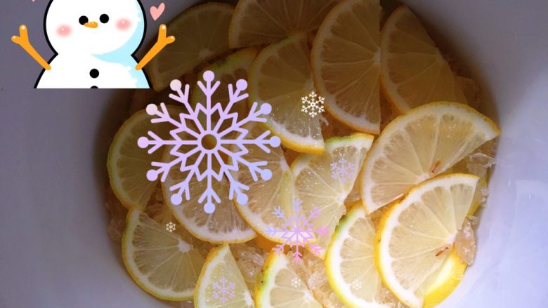 冰糖炖柠檬🍋,每铺满一层柠檬再铺上一层<a style='color:red;display:inline-block;' href='/shicai/ 866'>冰糖</a>。很多人是放完柠檬直接再最上面放<a style='color:red;display:inline-block;' href='/shicai/ 866'>冰糖</a>。每个人习惯不一样，我喜欢夹层！这样有助<a style='color:red;display:inline-block;' href='/shicai/ 866'>冰糖</a>快速融化渗透在柠檬片里。