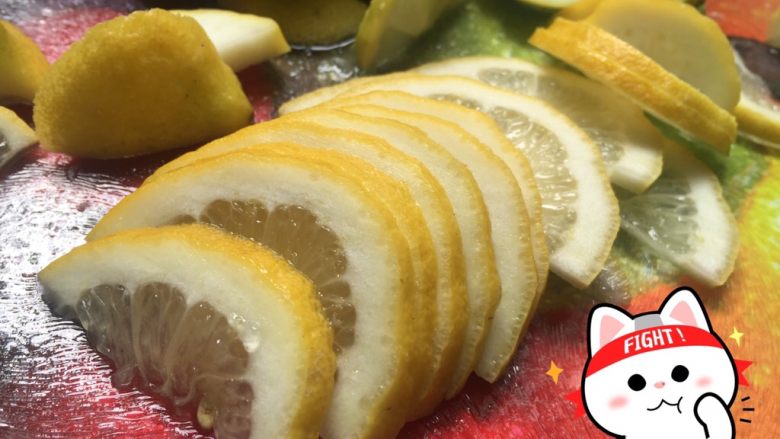 冰糖炖柠檬🍋,把柠檬对半切,然后逐一切片。