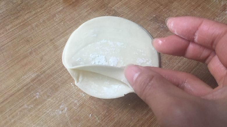 元气早餐：饺子皮做“鸡蛋灌饼”+煎蛋+水果,把另一个饺子皮沿着边缘黏合，三分之一处开小口；