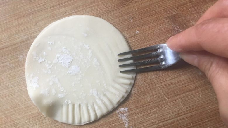 元气早餐：饺子皮做“鸡蛋灌饼”+煎蛋+水果,用叉子轻按黏合的三分之二的边缘，压出花纹；