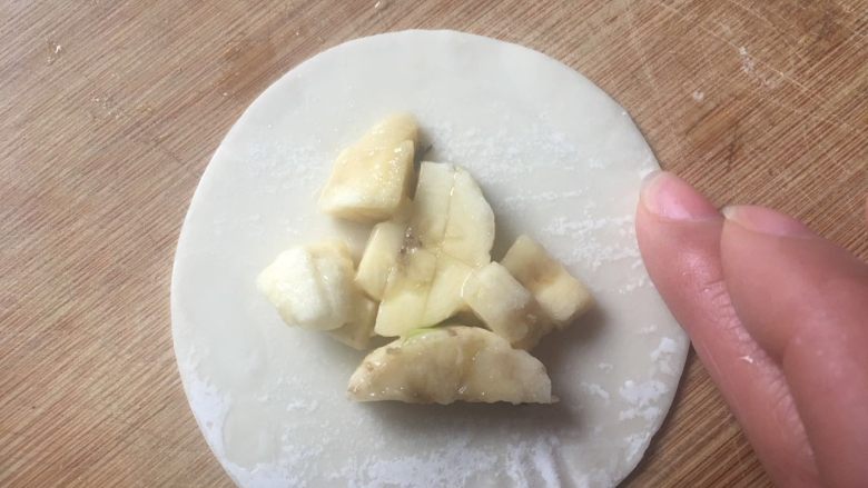 元气早餐：饺子皮做“煎脆饼和香蕉灌饼”+煎鸡蛋+水果,在边缘一圈涂少许清水；