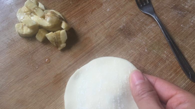 元气早餐：饺子皮做“煎脆饼和香蕉灌饼”+煎鸡蛋+水果,把另一张饺子皮叠在上面，捏合；