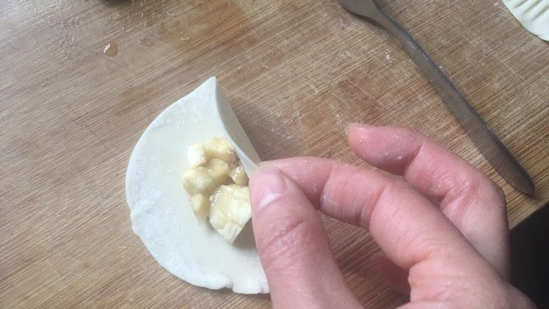 元气早餐：饺子皮做“煎脆饼和香蕉灌饼”+煎鸡蛋+水果,另取一个饺子皮，放入香蕉，折叠（不要放太多香蕉免得合不上，或者撑破饺子皮）；