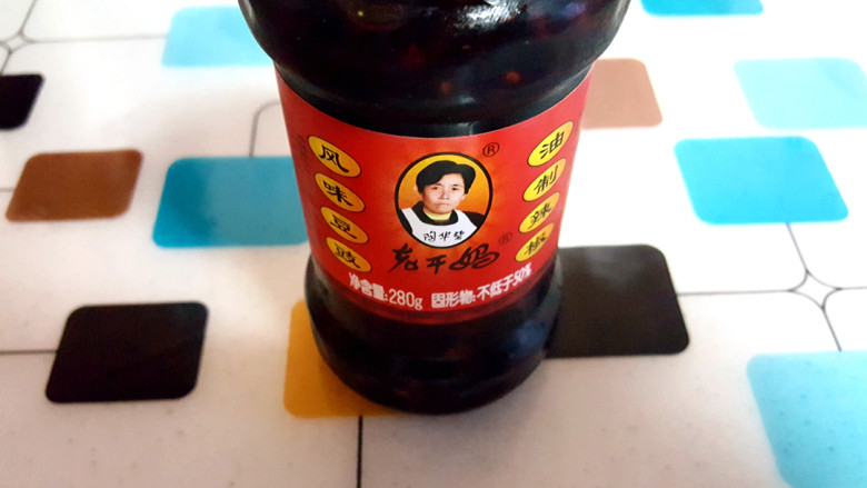 老干妈蒜泥白切肉,根据口味,取适量<a style='color:red;display:inline-block;' href='/shicai/ 10084'>老干妈</a>。