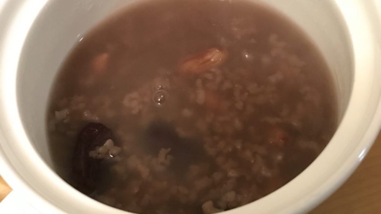 花生红枣黑米粥,小火熬煮半小时左右,粥就可以出锅了。如果喜欢稠的,可以多熬一会,喜欢甜的,可以在熬的时候加点冰糖。我一般熬四十分钟,浓浓的喝一碗,很舒服。
