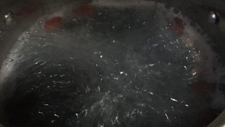 花生红枣黑米粥,第二步的大米烧开后,加入其他几种材料,仍然如第二步,大火烧开,不要盖盖子,大约烧五分钟,可以换小火,盖上盖子走人了。
