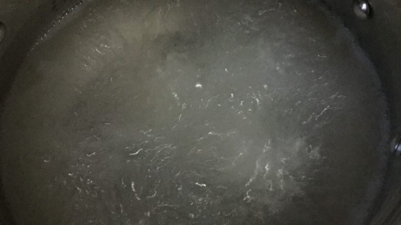 花生红枣黑米粥,锅内加水,烧开,水量自己控制,如果没概念可用碗来量,多出1.5-2倍来即可。待水烧开后,加入大米,大火滚开,要一边搅动,以防粘锅。