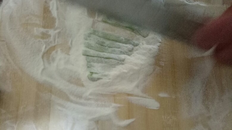 凉面【韭菜鸡蛋咸菜卤】,折叠,刀切~(这个菠菜面团就这么一点块儿,所以他就只对折了一下,如果面粉擀开的大,就看我第16步骤图,那是我前几天做的)。。这步骤是他做的,第一次切,不支持挑三拣四啊😜
